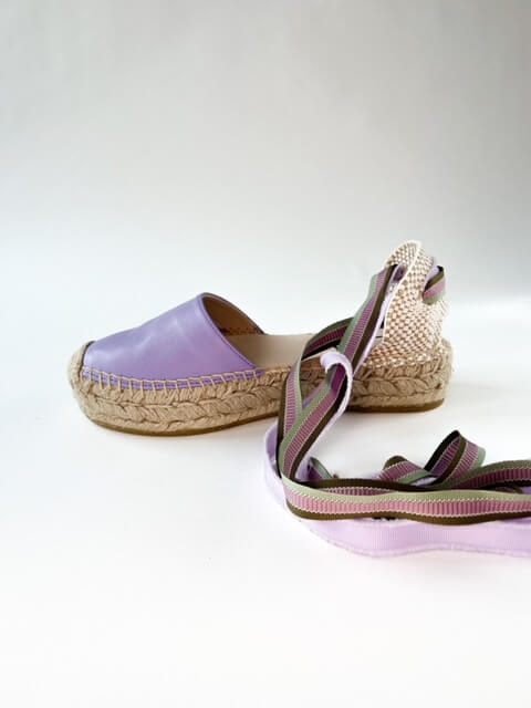 De calf lila van O&A Non Fashion is een touwschoen met een kalfsleren bovenkant in de kleur lila